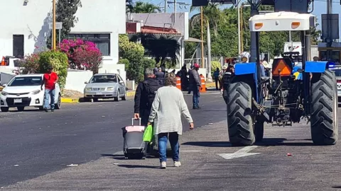 Bloqueo de casetas en Sinaloa deja daño económico incalculable..jpg