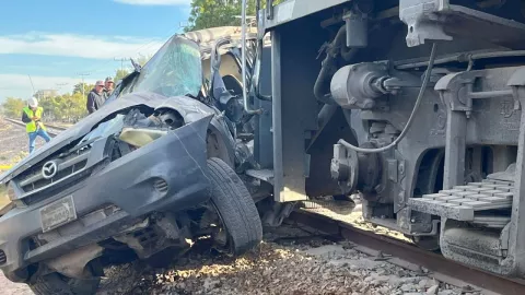 Mujer muere al ser embestida por el tren en Sinaloa; viajaba con su hijo