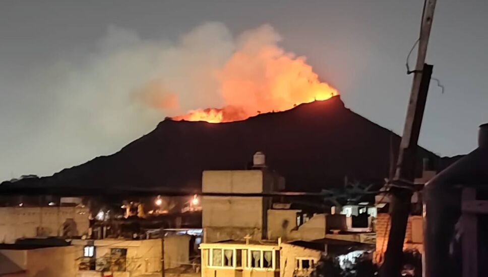 Se registra un fuerte incendio en el volcán inactivo Xaltepec