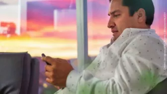 Julión Álvarez con el celular..jpg