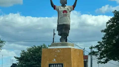 FOTO Aficionado pone camisa del Club América a una estatua en Mérida y se viraliza