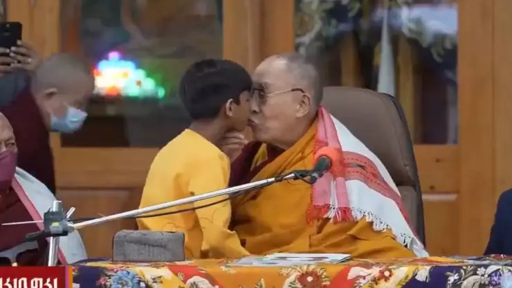 Dalai Lama besa a niño.jpg