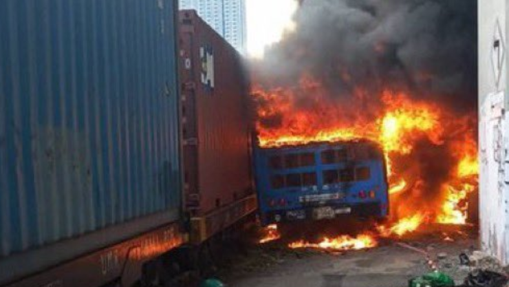 autobús en Bangkok choca tren