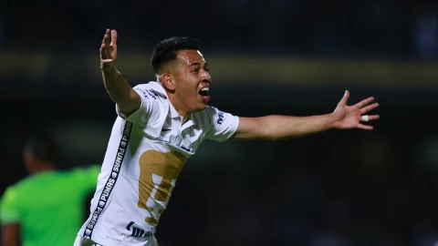 Sebasti&aacute;n Saucedo festeja el tercer gol de los Pumas vs England Revolution.