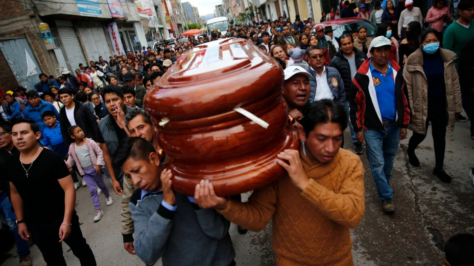 Funeral de una persona muerta en protestas en Ayacucho, Perú.