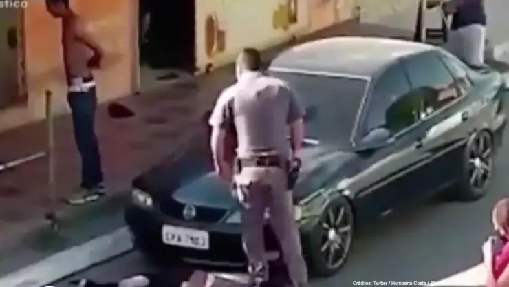 policia brasil cuello mujer.jpg