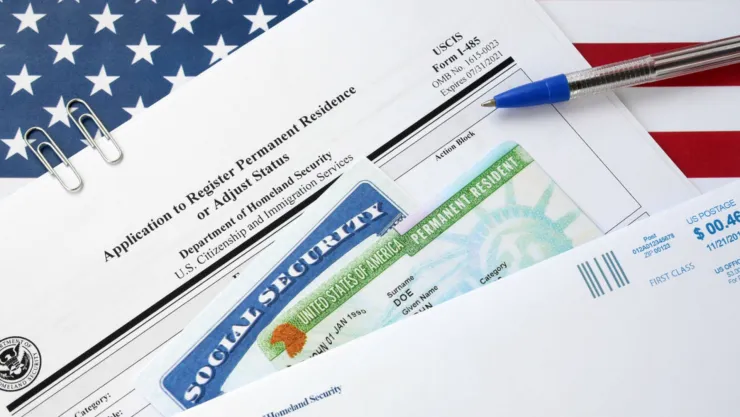 Para solicitar una Green Card, las personas deben presentar un formulario al USCIS.