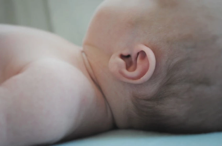 El policía tomó a la bebé de los brazos de su papá, la levantó sobre su cabeza y la arrojó contra el suelo