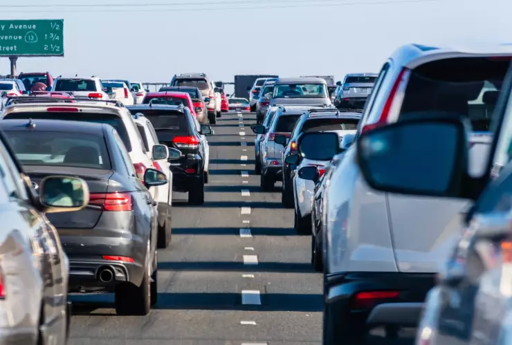 Fila de autos en carretera de California