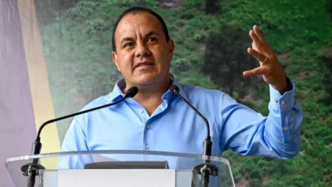 Cuauhtémoc Blanco con camisa azul ante los micrófonos