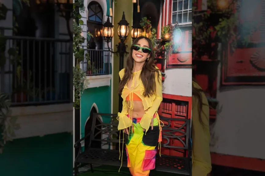 Danna Paola selfie con lentes.jpg