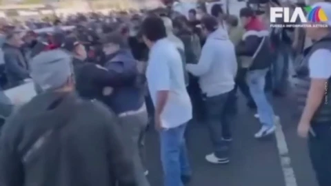 VIDEO: Así fue la pelea entre pasajeros y transportistas en la CDMX.