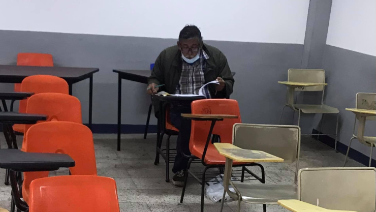 El abuelito presentó muy ilusionado su examen de admisión a la Facultad de Derecho de la UAGro.