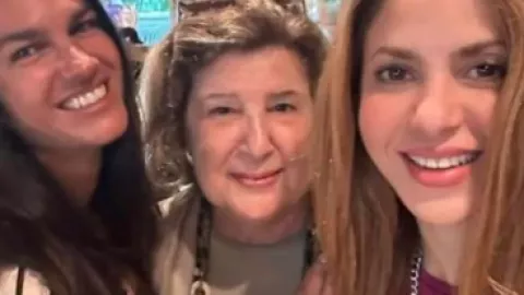 Shakira y su ex suegra posan juntas en un foto; se trata de la mamá de Antonio de la Rúa.png