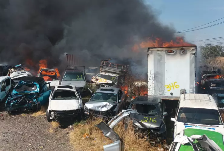 Incendio en corralón de grúas en Tarímbaro, Michoacán hoy 7 de mayo 2025.png