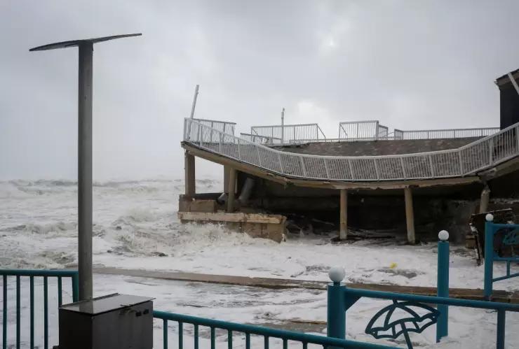 Al menos 2 muertos en Florida por el paso de Nicoles