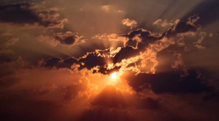 Nubes cubriendo el rayo del sol.