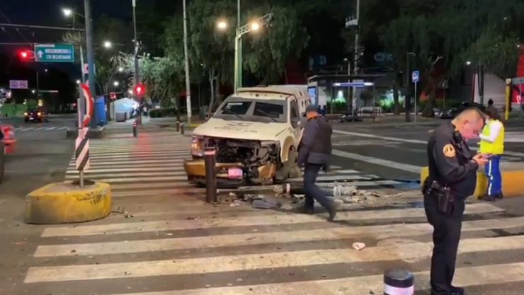 VIDEO-CDMX-Camioneta-de-valores-choca-contra-una-base-de-concreto-en-Eje-Central