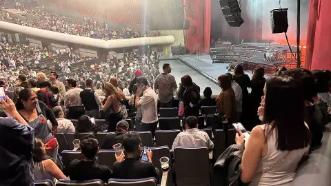 Sismo interrumpe concierto de Miguel Bosé