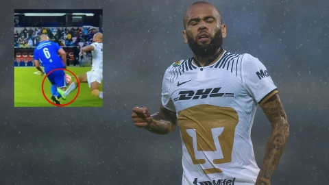 Dani Alves jugando con los Pumas en Liga MX bajo la lluvia