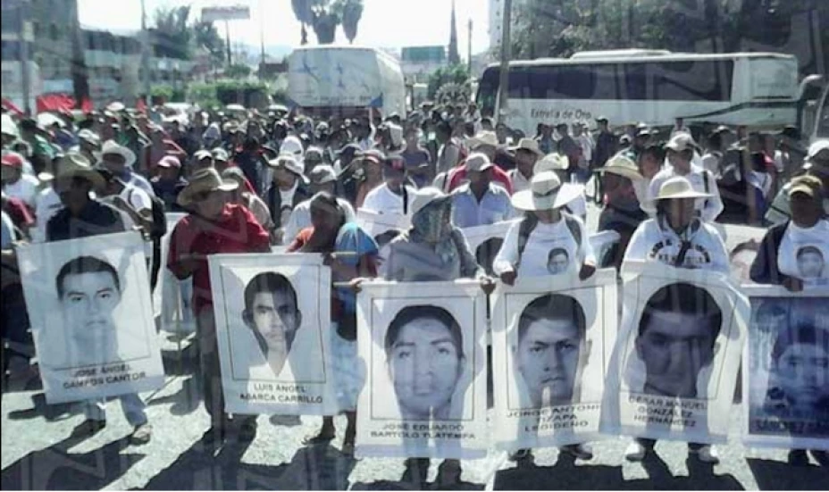 Integrantes de la Policía Comunitaria (PC) de Tixtla acompañan la manifestación