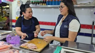 Evangelina, vendedora de mariscos en el Mercado Garmendia en Culiacán..jpg