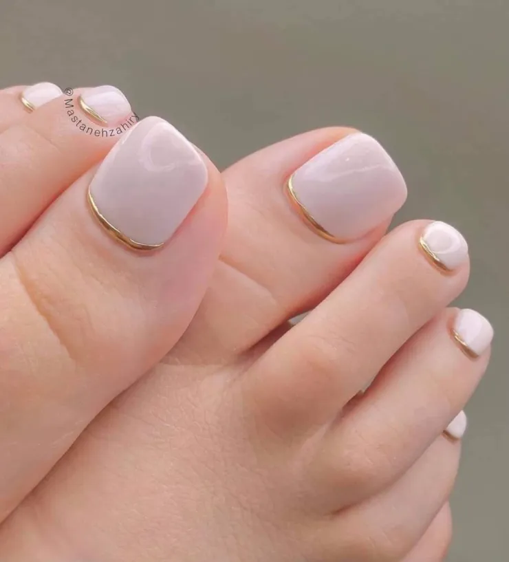 9 diseños de uñas blancas con dorado que puedes usar en los pies para lucir en natación
