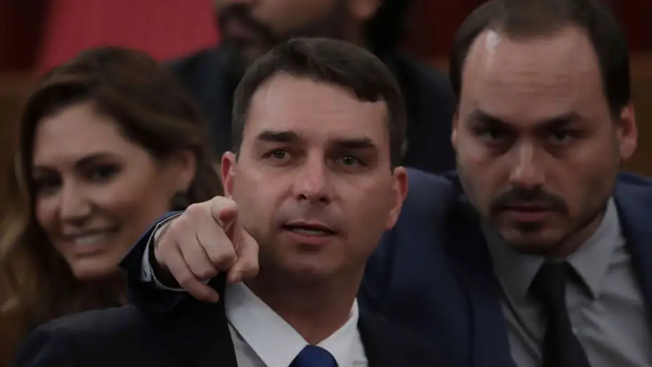 Flavio y Carlos Bolsonaro, hijos del expresidente brasileño Jair Bolsonaro.