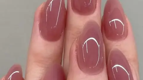 El rosa nude es un tono que ayuda a rejuvenecer las manos al instante