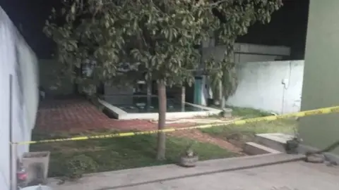 encuentran cuerpo flotando señor piscina