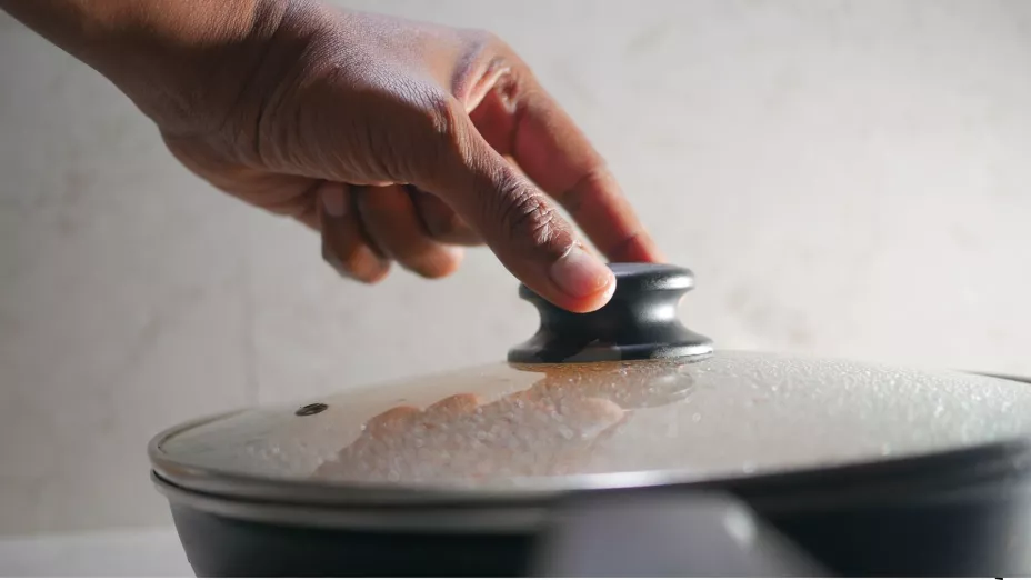 Cocinar y colocarle la tapa a las ollas también es importante para impedir que los olores se expandan.