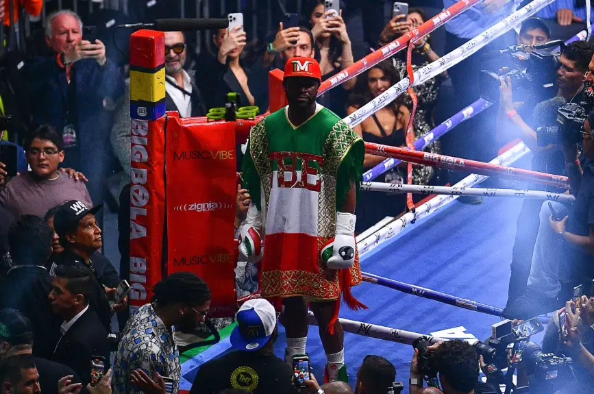 Floyd Mayweather hace la entrada en su pelea ante Gotti III