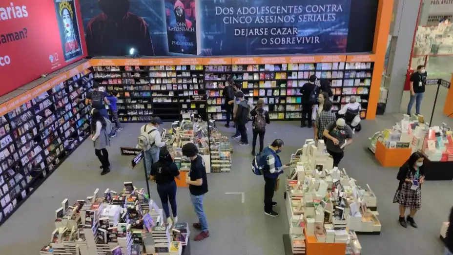 Lectores en pasillos de FIL.jpeg