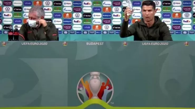 cristiano-ronaldo-agua-coca-cola.jpg