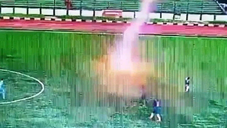 muere futbolista al caerle rayo pleno partido video
