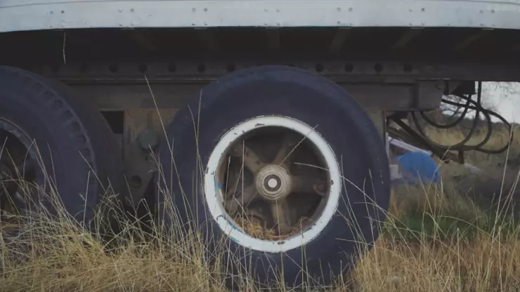 Pipa de gas LP volcó en la carretera; cámara de seguridad capta el momento exacto