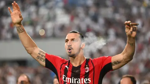 Zlatan Ibrahimovic celebra título con el Ac Milan
