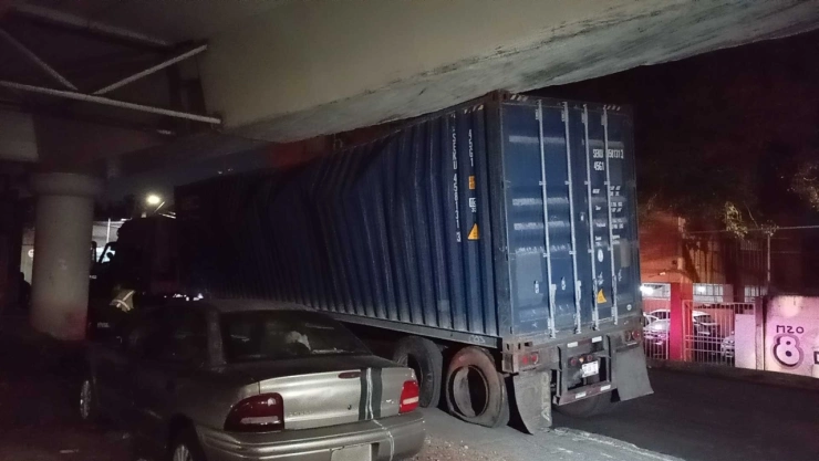 Trailer atorado el 1 de marzo de 2026.