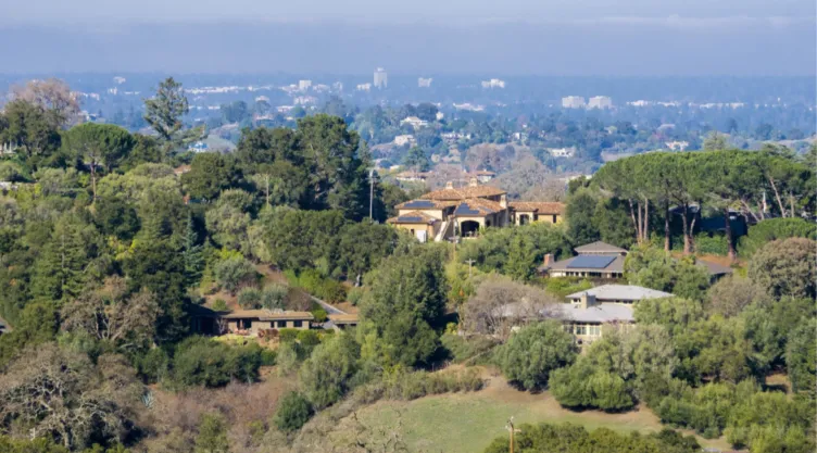 Vista de unas casas en Los Altos, California.