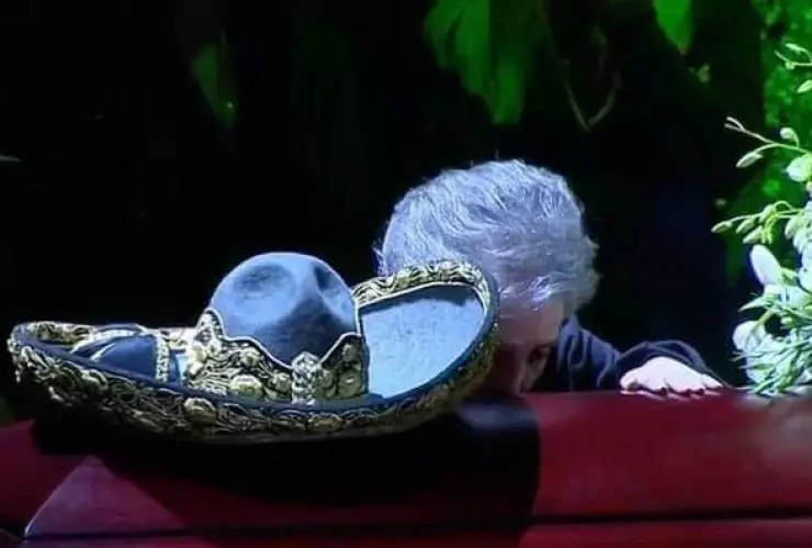 Cuquita se despide de Vicente Fernández quien falleció el 12 de diciembre 