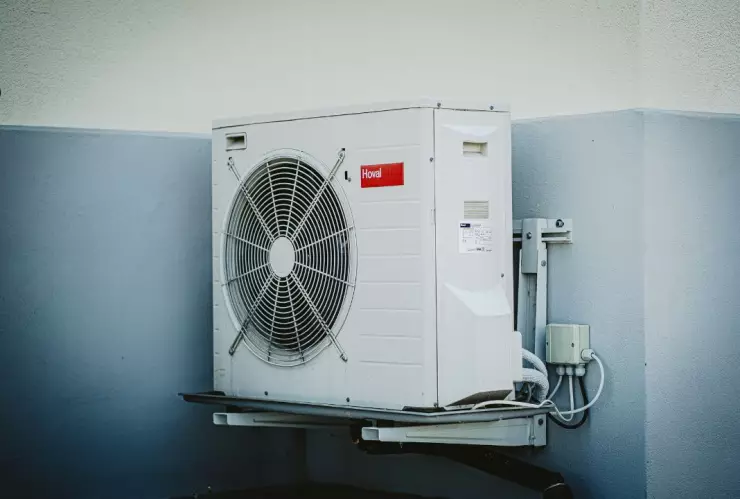 ¿Cómo afecta dormir con el aire acondicionado prendido a la salud de las personas