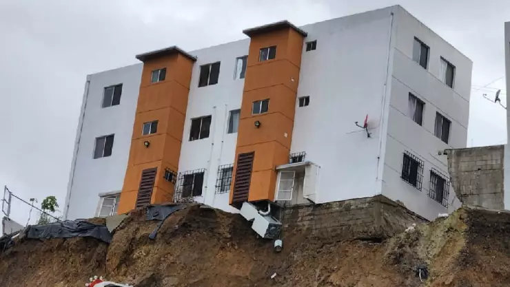 VIDEO Edificios se agrietan en deslave del bulevar Cuauhtémoc Sur