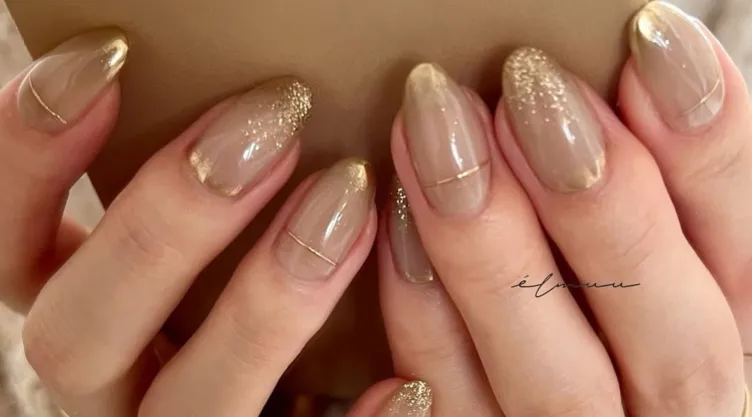 uñas doradas para mujeres de 50 y 60 años