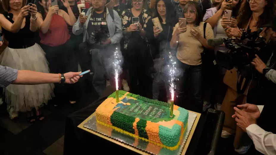 Pastel con la portada de la novela En agosto nos vemos.