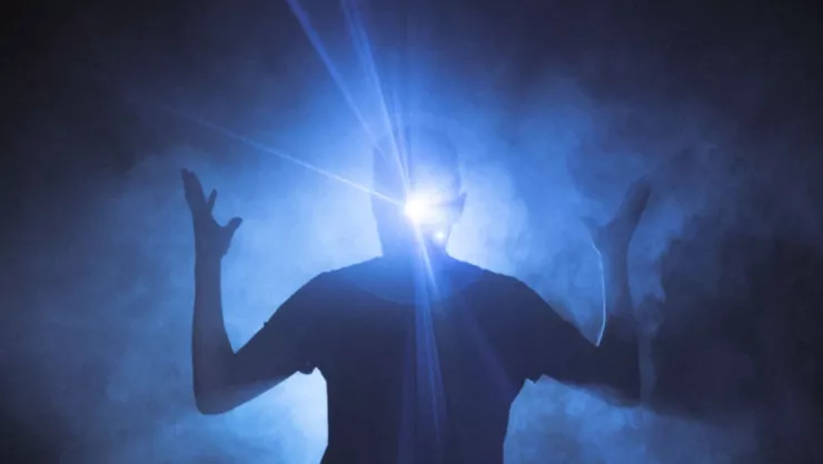 Hombre viendo luces extrañas