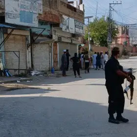 Escena luego de una explosión en una mezquita en Kohat, Pakistán.