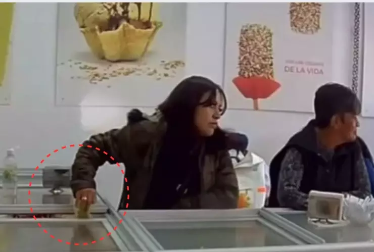 Roban paletas en una heladería del centro de Pachuca