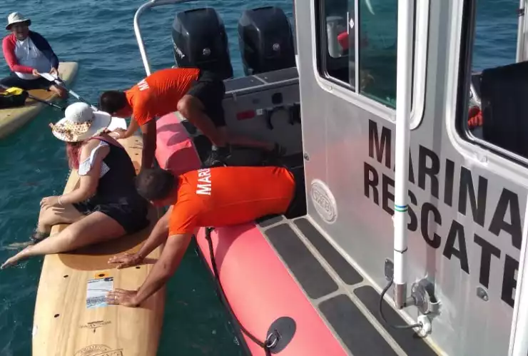 kayakistas en la isla sacrificios