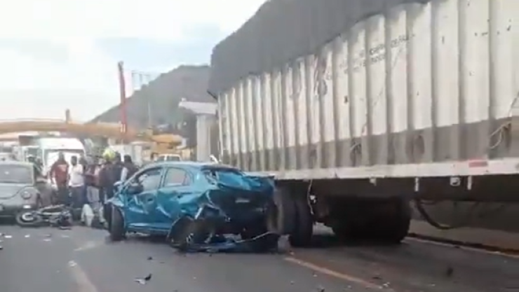 Trailer embiste a vehículos en la México-Puebla