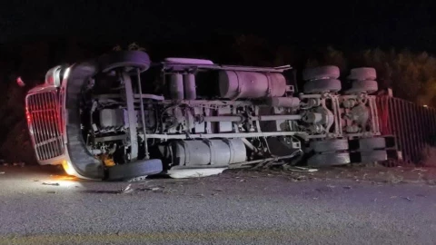 Accidente en Ciudad del Carmen deja un tráiler volcado y un herido